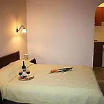 Dina Naxos